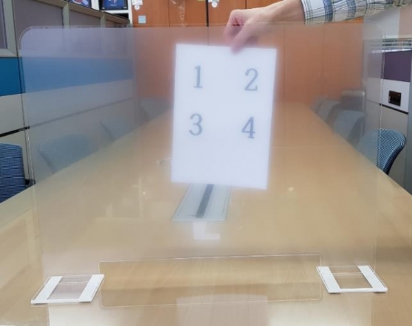 교육부와 각 시도교육청 관계자에 따르면 다음 달 3일 실시되는 대학수학능력시험(수능)에서 신종 코로나바이러스 감염증(코로나19) 확산을 막고자 사용되는 가림막은 반투명성 아크릴 재질로 제작, 책상 왼쪽과 오른쪽에는 설치되지 않고 책상 앞에만 놓인다. /사진=연합뉴스