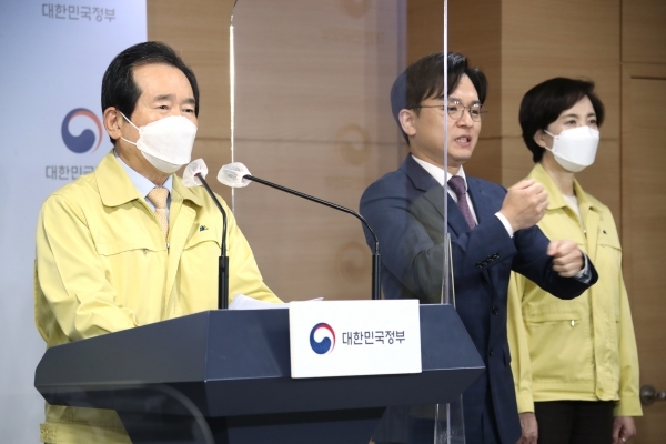 정세균 국무총리가 20일 오전 서울 광화문 정부서울청사에서 다시 확진자가 급증하고 있는 신종 코로나바이러스 감염증(코로나19)과 관련한 대국민 담화를 발표하고 있다.  /연합뉴스