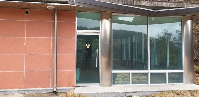 1번홀 옆 그늘막 쉼터안에 시멘트 포대가 쌓여있다. 쉼터 화장실은 세면대, 변기 등이 전혀 청소가 되어 있지 않아 냄새가 진동하고 있다.