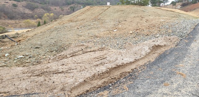 2번홀 들어서기 전 비탈길에 토사가 흘러나오고 있다.