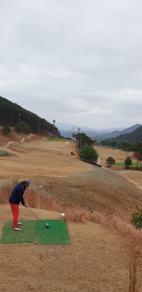 3번홀(왼쪽)과 1번홀(오른쪽·아래쪽) 사이에 안전그물망이 설치되지 않아 티샷한 공이 날아들어 골퍼들의 사고위험이 노출돼있다. 또 3번홀 페어웨이에 잔디를 다지는 기계가 한쪽에 자리하고 있어 골퍼들의 불만을 사고 있다.