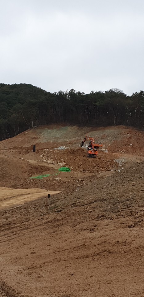 4번홀에서 굴삭기 2대가 작업을 하고 있다. 골퍼들은 작업소음으로 라운딩에 집중을 할 수가 없다.