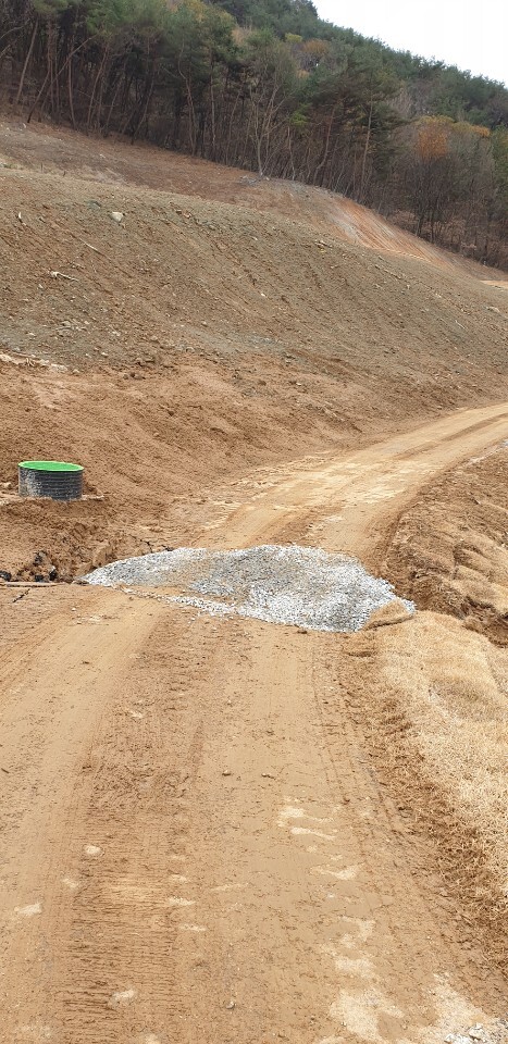 3번홀에서 4번홀로 가는 카트 길에 임시방편으로 자갈을 쌓아놓아 길을 이었지만 여전히 울퉁불퉁래 카트이동이 힘들다.