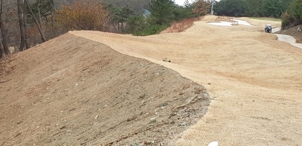 5번홀 티샷하는 장소 아래로 낭떠러지가 심해 골퍼들의 안전사고가 노출돼있다.