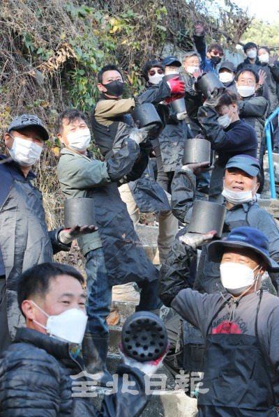 21일 전주 서서학동 일대에서 전주 봉사단체인 '전라광장' 회원들이 따뜻한 겨울나기를 바라는 마음으로 사랑의 연탄나눔운동을 하고 있다. /조현욱 기자