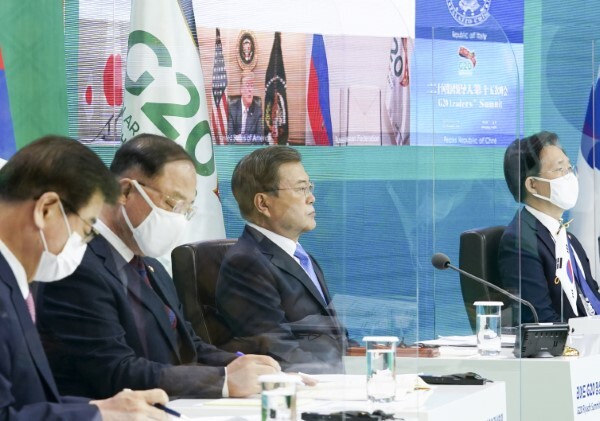 문재인 대통령이 지난 21일 오후 청와대에서 주요 20개국(G20) 정상회의에 참석해 있다. /사진=연합뉴스