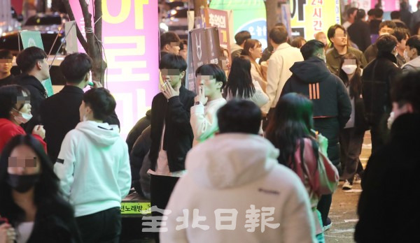 20일 전주 서부신시가지를 찾은 시민들이 마스크 의무화가 시행됨에도 불구하고 마스크를 미착용과 턱스크를 하고 밀집해 있어 코로나19 감염이 우려되고 있다. /조현욱 기자