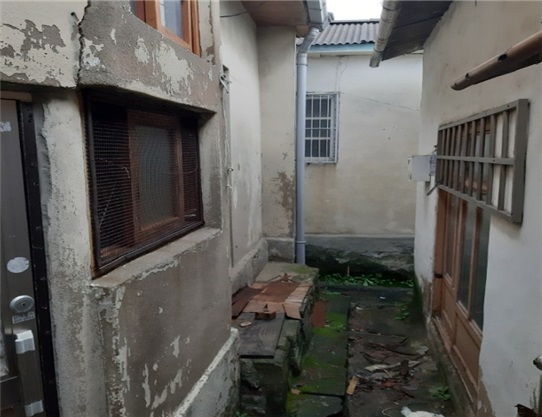 군산 삼학동 모시공원 인근에 방치되고 있는 빈집 모습