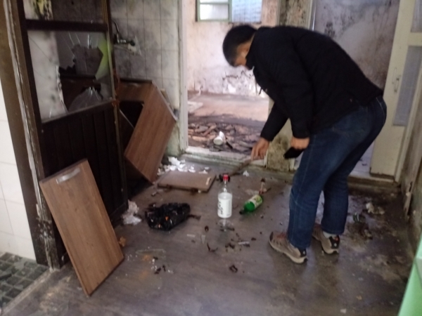 삼학동 모시공원 인근 빈집들이 청소년 탈선 및 범죄 사각지대로 악용될 우려를 낳고 있다는 지적이다.