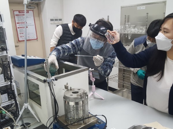 군산해경이 바다를 통해 운송되는 화학물질 오염사고에 대비해 화재와 소화 반응 등을 실험하고 있다.