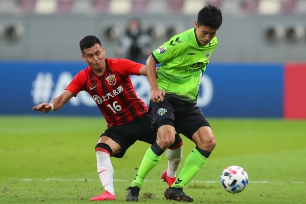 상대 선수와 볼 다투는 전북 조규성 /사진=연합뉴스