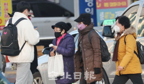 전주지역 최저기온이 0˚C를 기록하는 등 본격적인 추위가 시작된 23일 전주시 효자동에서 시민들이 쌀쌀해진 날씨에 모자와 목도리로 몸을 감싸며 이동하고 있다. /조현욱 기자