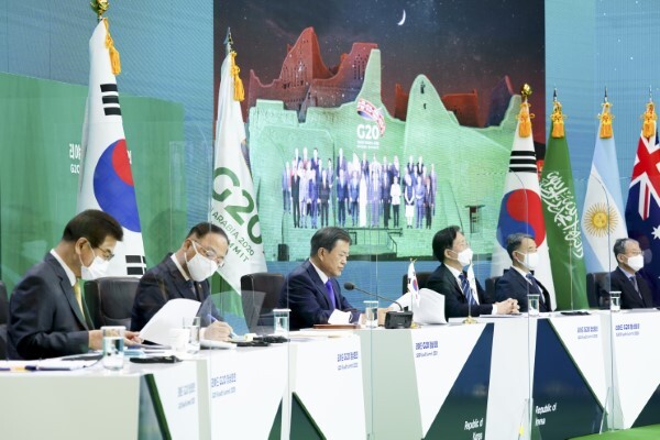 문재인 대통령이 22일 오후 청와대에서 화상회의로 열린 리야드 G20 정상회의에 참석해 발언을 듣고 있다. 문 대통령 뒤로 주요 20개국 정상들의 모습을 합성한 사진이 보인다. /사진=연합뉴스