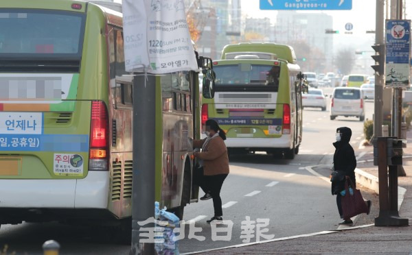 전주 시내버스를 비판하는 목소리가 나오고 있는 23일 전주시 완산구 용머리로에서 몇몇 기사들이 버스 베이에서 정차하지 않고 도로에서 승객들을 태우고 있다. /조현욱 기자