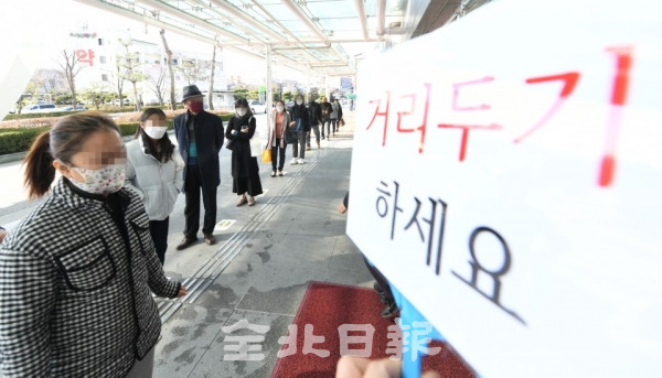 원광대 병원을 중심으로 익산지역에서 코로나19가 집단발병하며 지역사회가 불안감에 휩싸이고 있다. 23일 외래진료를 위해 원광대병원을 찾은 환자들이 병원출입을 위해 길게 줄지어 있다. /오세림 기자