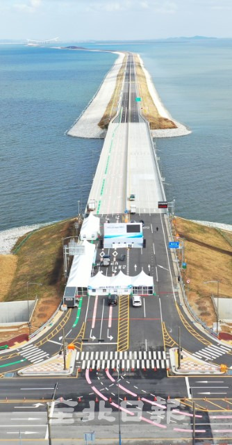 김제시 진봉면과 새만금 신시도 배수갑문 근처를 연결하는 새만금동서도로 개통식이 오늘 새만금방조제 연결부에서 열린다. 개통을 하루 앞둔 23일 방조제부터 김제방향으로 동서도로가 쭉 뻗어 있다. /오세림 기자