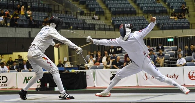 2019 도쿄 아시아 펜싱선수권대회 때 권영준 선수(오른쪽)의 경기 모습.