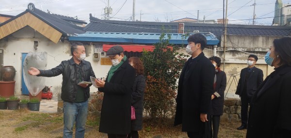 국제슬로시티연맹 한국슬로시티본부 현지실사단이 전주 서노송예술촌을 방무내 재인증 준비상황을 점검하고 있다.