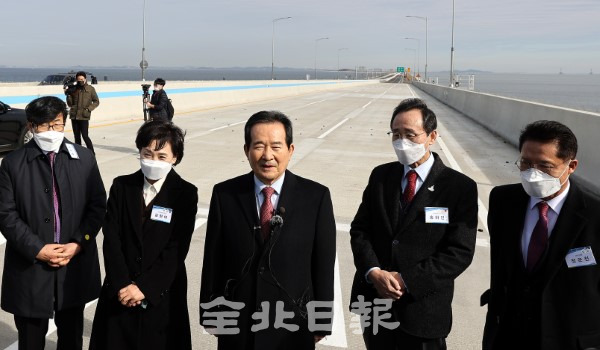 새만금동서도로 개통식에 참석한 정세균 국무총리와 김현미 국토부장관이 동서도로를 배경으로 인터뷰를 하고 있다. /전북사진기자단