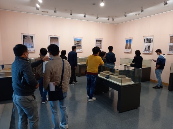 만복사지 특별전 전시장 방문객들