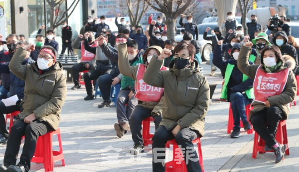 25일 민주노총 전북본부 관계자들이 더불어민주당 전북도당 앞에서 노동개악 저지 및 전태일 3법 쟁취를 위한 총파업·총력투쟁 전국동시다발 전북대회를 열고 구호를 외치고 있다. /조현욱 기자