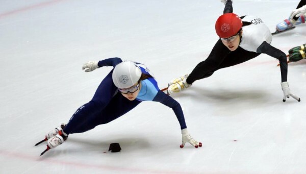 26일 경기 의정부 빙상장에서 열린 제37회 전국남녀 쇼트트랙스피드스케이팅대회 쇼트트랙 여자부 1,500ｍ 경기에서 최민정(왼쪽)이 김아랑을 따돌리고 역주하고 있다. /사진=연합뉴스