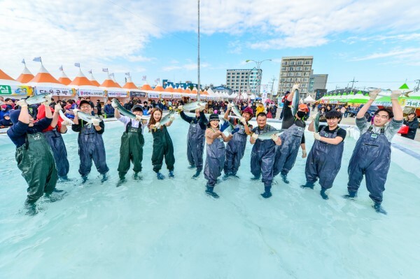 2019년 11월 21일 서귀포시 대정읍 모슬포항 일원에서 열린 ‘제19회 최남단 방어축제’에서 참가자들이 방어 맨손잡기 체험을 하며 즐거워하고 있다. /사진=제주일보 고봉수 기자