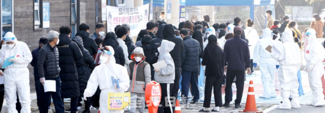군산시에서 코로나19 확진자가 8명 발생한 26일 군산보건소 선별진료소에는 코로나19 검사를 받기 위해 찾아온 시민들로 하루종일 북세통을 이루고 있다. /오세림 기자