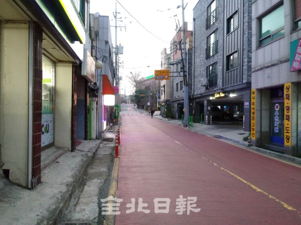 군산의 한 여자고등학교에서 학생 4명이 코로나19 확진판정을 받은 26일 원격수업으로 전환해 학교가 텅 비어있고 도심은 지나는 사람없이 썰렁하다.