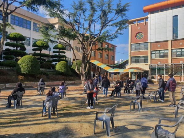 28일 군산의 한 초등학교에서 학생 및 학부모들이 코로나19 선별검사를 받기 위해 대기하고 있다.