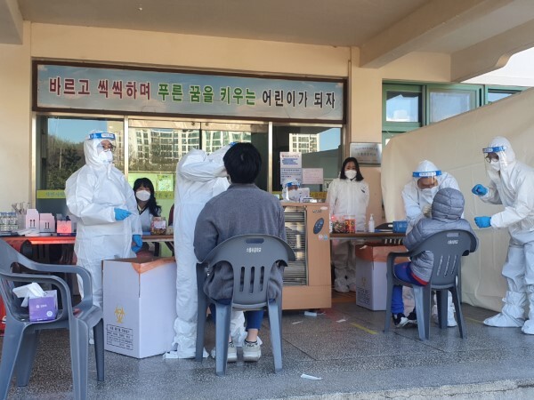 군산시 보건당국이 28일 A초등학교에서 학생 및 학부모들에 대한 선별검사가 진행하고 있다.