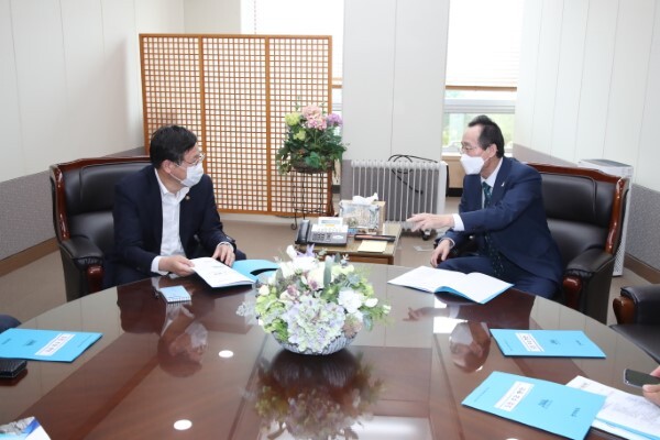 사진=송하진 도지사가 지난 25일 안일환 기재부 2차관을 만나 잼버리 핵심사업에 대한 내년도 국가예산 반영 막바지 활동을 전개하고 있다. /사진제공=전북도