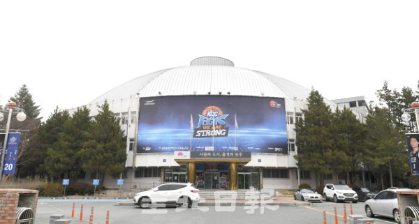 전주실내체육관이 전주월드컵경기장 일원으로 신축 이전 계획이 발표되면서 현 실내체육관 부지활용에 대한 관심이 높아지고 있다. /오세림 기자