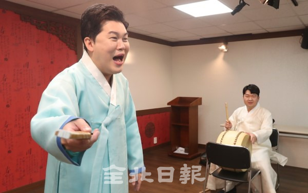 전북일보 리더스아카데미 제7기 2학기 10강의가 열린 지난 26일 전북일보사 공자아카데미 화하관에서 남상일 국악인이 멋진 판소리를 뽐내며 국악에 대해 강의하고 있다. /조현욱 기자