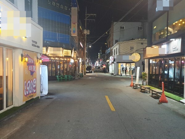 지난 27일 오후 9시께 익산시 신동 대학로. 코로나19 확진자 연쇄 발생 이후 한참 북적여야 할 젊음의 거리는 인적이 드물어 한산했다.