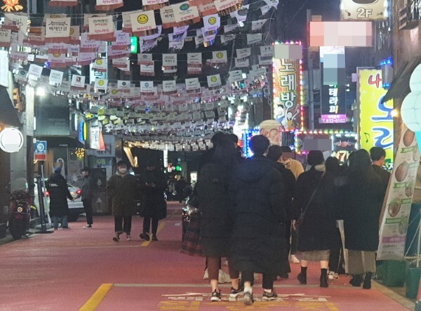지난 27일 오후 9시께 익산시 영등동 번화가. 코로나19 확산세가 지속되고 있음에도 불구하고 백제단길이라 불리는 거리 곳곳에는 유흥을 즐기려는 젊은이들이 북적였다.