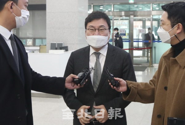 27일 전주지방법원에서 열린 공직선거법 위반 등 처벌에 관한 법률 위반 공판에 출석한 이상직 의원이 취재진의 질의에 답변하고 있다. /조현욱 기자