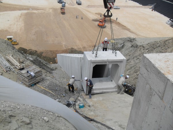 금강피씨가 생산한 암거가 공사 현장에 설치되고 있다.