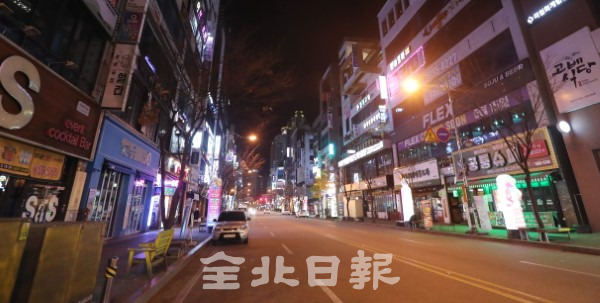 전주시 사회적 거리두기 2단계 격상 첫날인 30일 전주 서부신시가지 등 번화가에 집합금지와 가게들이 일찍 문을 닫자 거리가 텅 비어 있다. /조현욱 기자