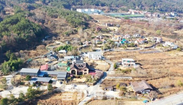 완주군 구이면 모악산 아래 자리잡은 예술인마을 전경