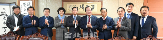 전북일보 제10기 독자권익위원회 위촉식이 1일 전북일보사 회장실에서 열려 (왼쪽부터) 최병선(최치과 원장)·최종문(전 전북공인회계사회 회장)·이기전(전북문화관광재단 대표이사)·이영원(우석대학교 미디어영상학과 교수)·서창훈(전북일보 회장)·윤석정전북일보 사장)·이선홍(전주상공회의소 회장)·전영천 (다오코리아 대표)·송영석(동성 대표이사)·백성일(전북일보 부사장)이 기념촬영을 하고 있다. /오세림 기자