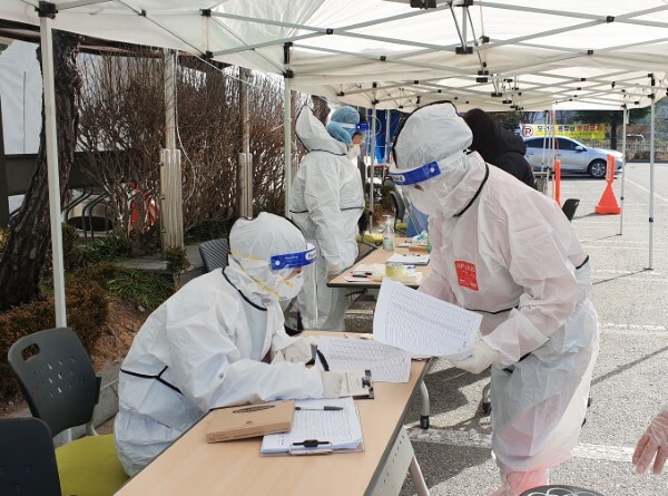 2일 오전 11시께 익산시보건소 선별진료소. 보건소 직원들이 방역복을 입고 검사 업무에 임하고 있다.