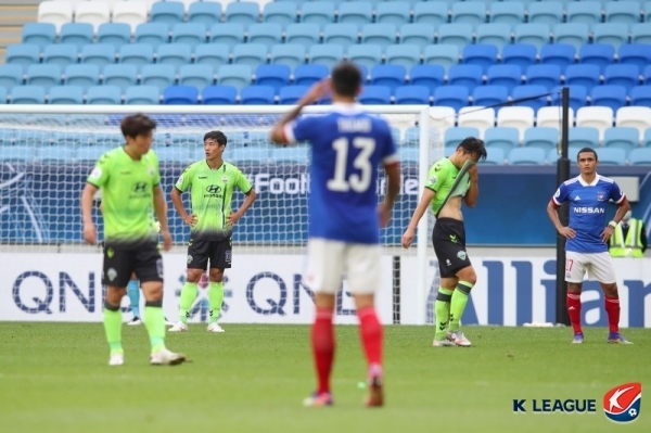 2020 프로축구 K리그1 챔피언 전북 현대가 1일(한국시간) 요코하마 F마리노스(일본)에 1-4로 완패하며 2020 아시아축구연맹(AFC) 챔피언스리그(ACL) 조별리그에서 탈락했다. 전북 선수들이 실점한 뒤 아쉬워하고 있다. /사진=연합뉴스