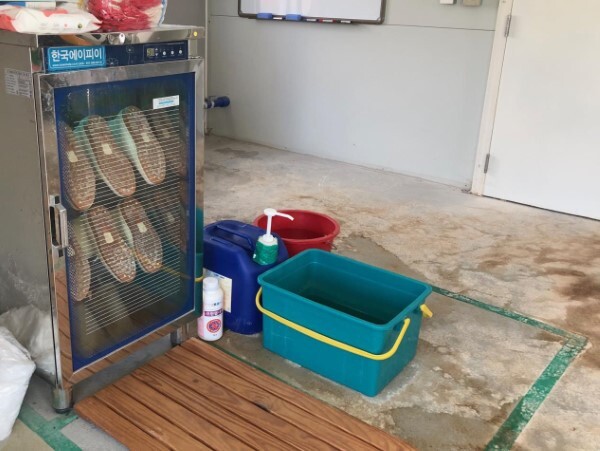 바닥에 청석 테이프로 '방역 구역'을 나눈 모습