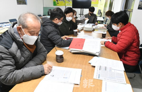 전북일보가 주최하는 '제13회 전북 NIE대회' 심사가 지난 1일 전북일보사 소회의실에서 열려 심사위원들이 부문별 심사를 하고 있다. /오세림 기자