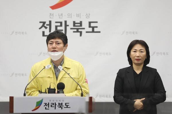 지난 2일 전북도청에서 진행된 브리핑에서 강영석 전북도 보건의료과장이 마스크를 의도적으로 내린 채 발언하고 있다.