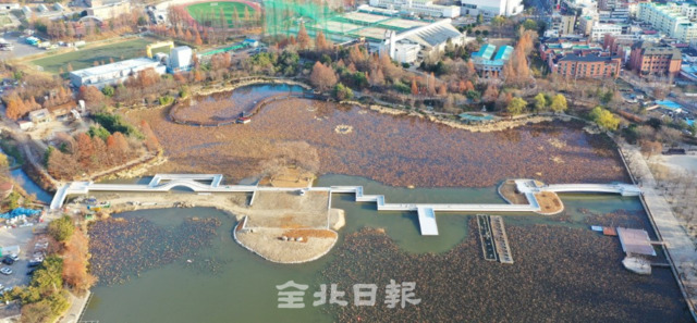 전주 덕진공원 연화교가 40년 만에 전통 석교 형태로 새단장하고 2일 그 모습을 드러냈다. /오세림 기자