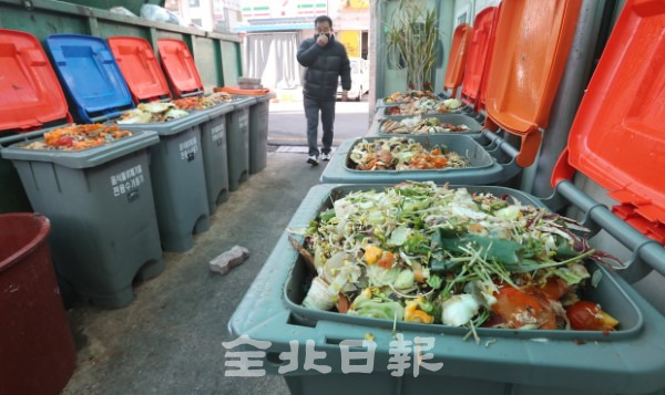 2일 전주 시내 한 아파트에 음식물쓰레기 처리가 지연되면서 단지 내 악취가 진동하는 등 주민들이 불편을 겪고 있다. /조현욱 기자