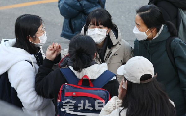 2021학년도 대학수학능력시험일인 3일 전주대학교사범대학부설고등학교에서 시험을 마친 수험생들과 어머니가 손을 잡으며 서로를 격려하고 있다. /조현욱 기자