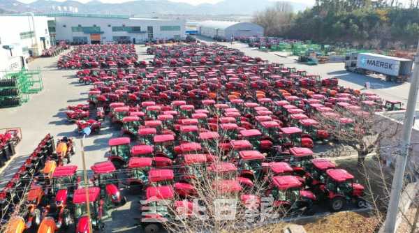 익산시 왕궁농공단지 입주기업으로 트랙터를 생산하는 동양물산기업(주) 코로나19로 선적을 못해 대기 중인 트랙터들이 3일 출하장을 가득 메우고 있다. /오세림 기자